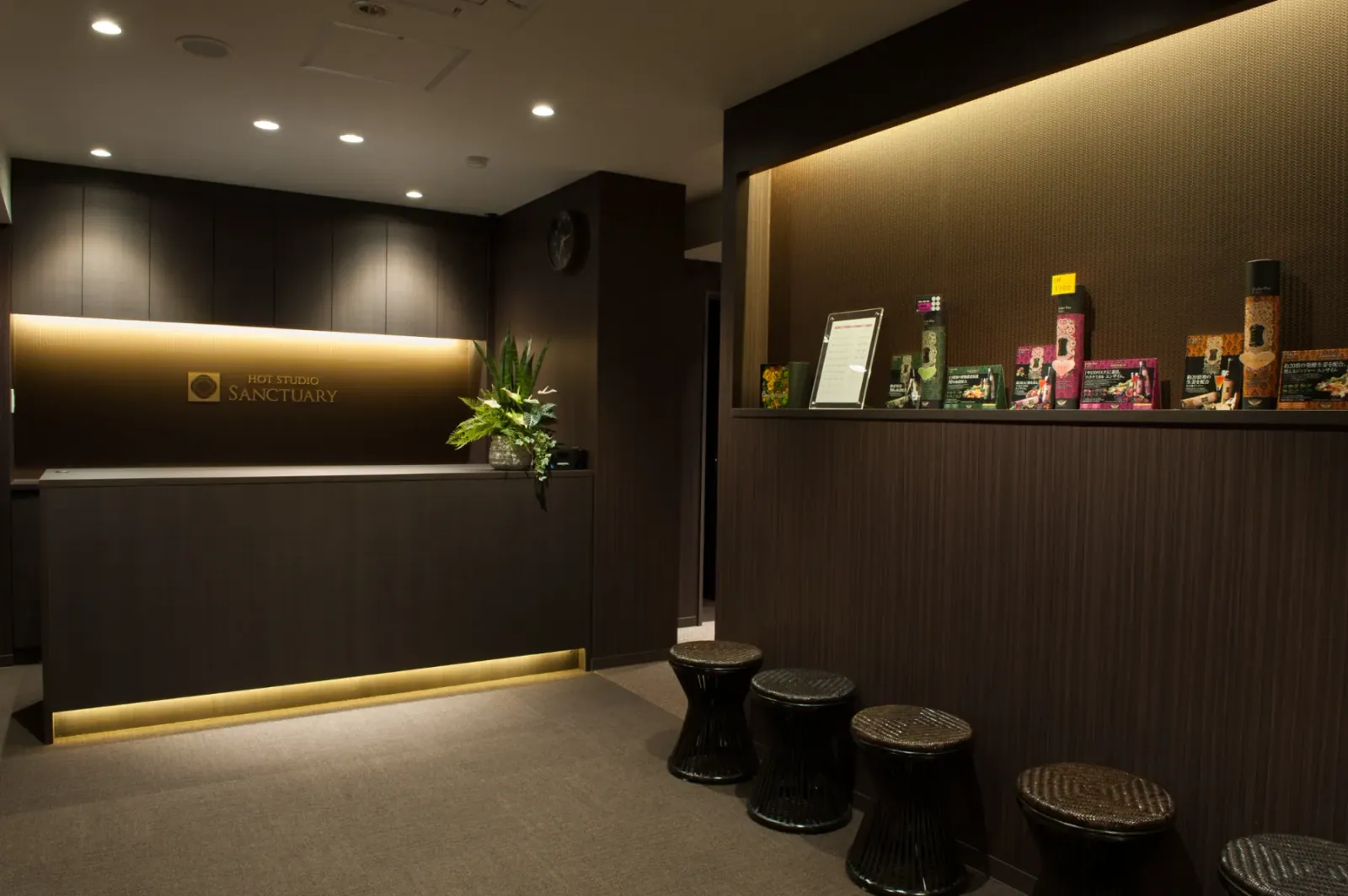 スタジオの受付カウンター
